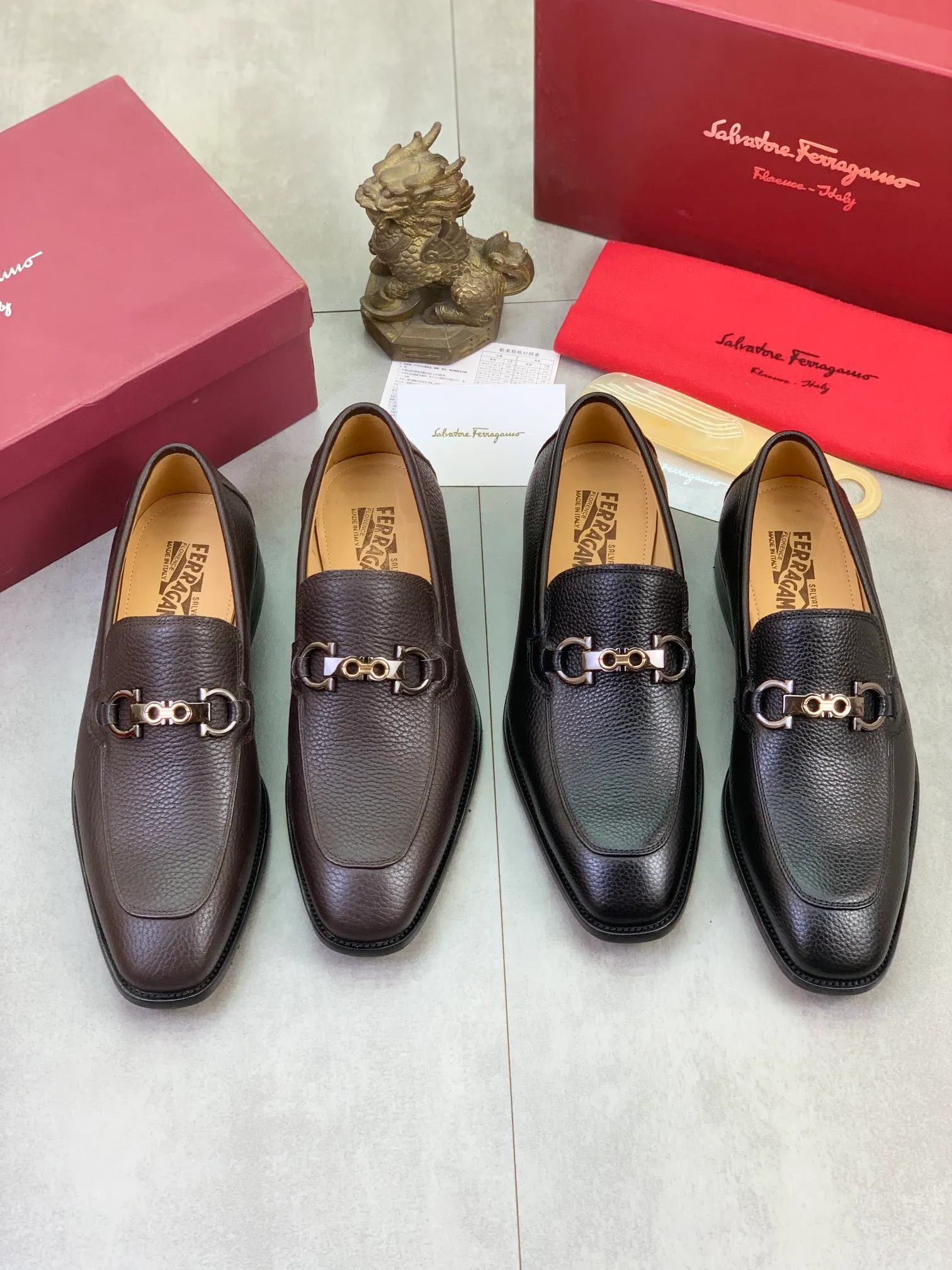 Men's Men's Shoes 💰P460💰[New Style] Water-dyed Niuli 🆘[Salvatore Ferragamo] Ferragamo's latest casual business leather shoes for men! Available at counters simultaneously! The fabric is made of specially imported original pebbled calfskin, and the lining is made of imported water-dyed cowhide. It is absolutely luxurious and leads the fashion trend. Matching code: 38-47 black and brown optional